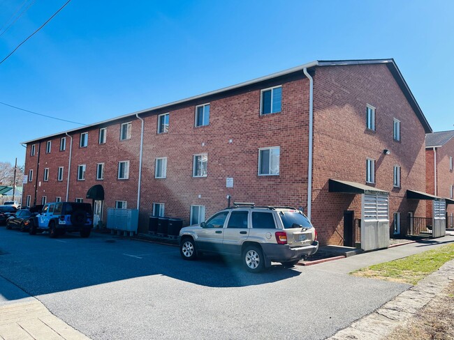 Building Photo - 4 Bedroom, 2 Bath Apartment * 4-Person Rat...