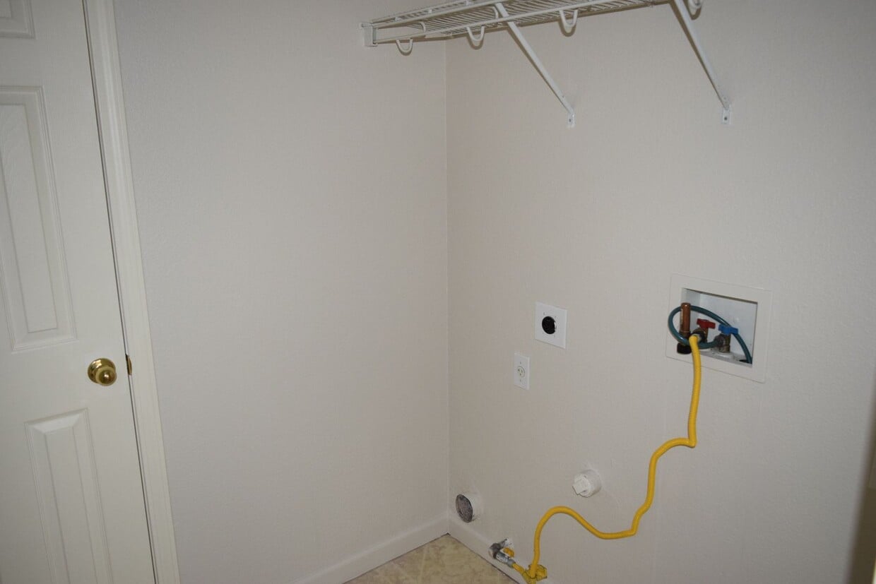 Primary Photo - Tracy Home Available in Desirable Edgewood...