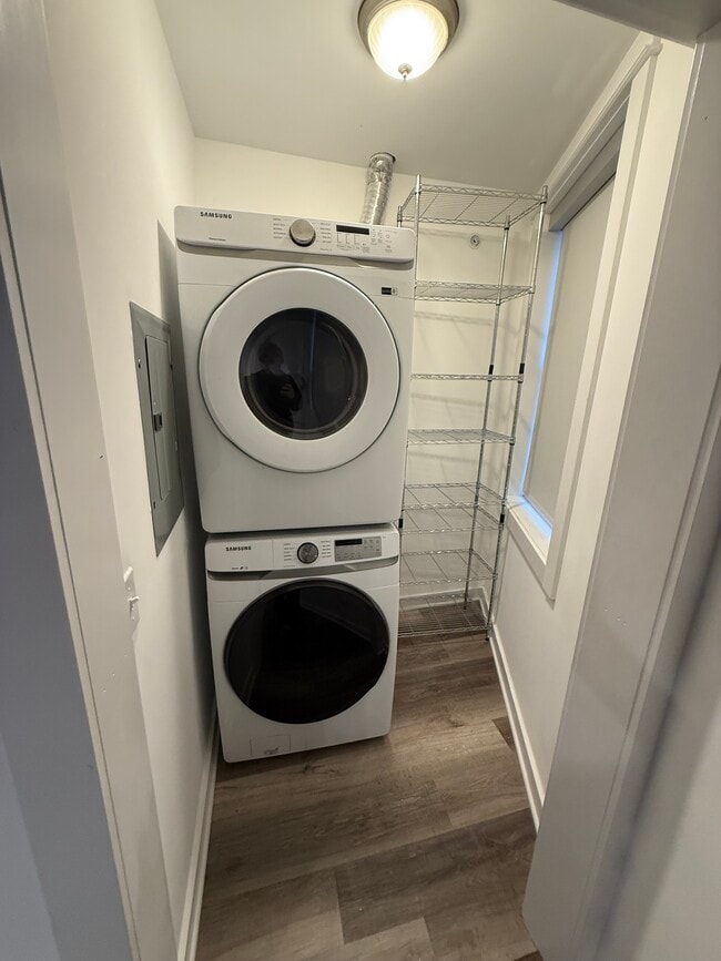 Foto del edificio - Busy Corner