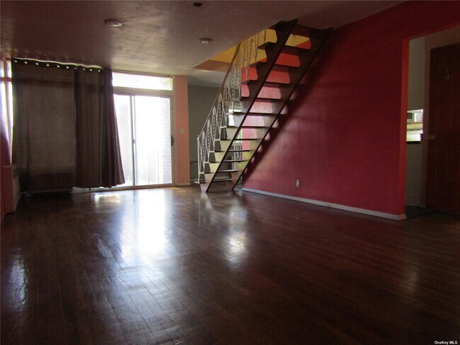 Foto del edificio - 213-06 Hillside Avenue