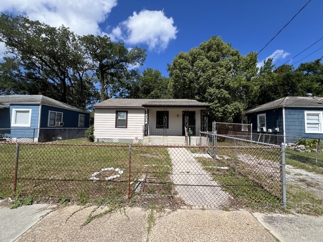 Photo - 2110 Brackland St House