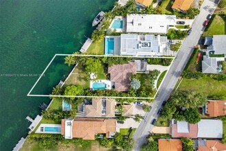 Building Photo - 9250 Bay Dr
