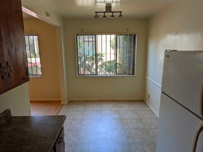 Building Photo - 10524 Palms Blvd