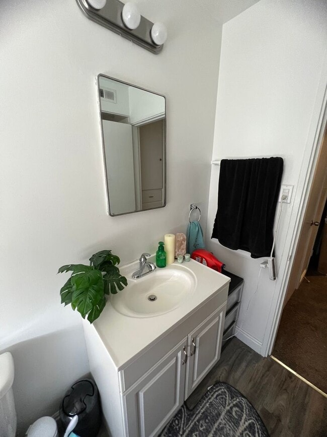Building Photo - South of BYU Campus 1 bed /1 bath