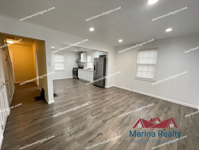 Foto del edificio - Three Bedroom One Bath Townhouse