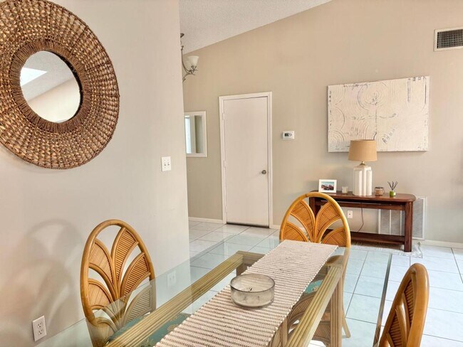 Foto del edificio - 1626 Lara St NE