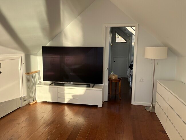 Building Photo - 207 Bridgeway