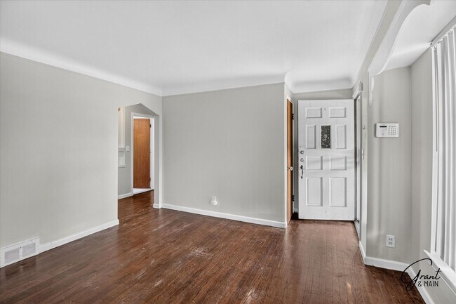 Foto del edificio - $1300 3 bedrooms