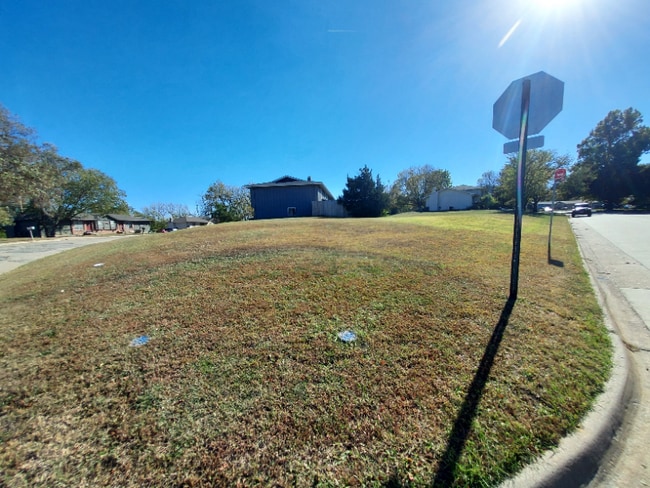 Building Photo - 801 Dondee Dr