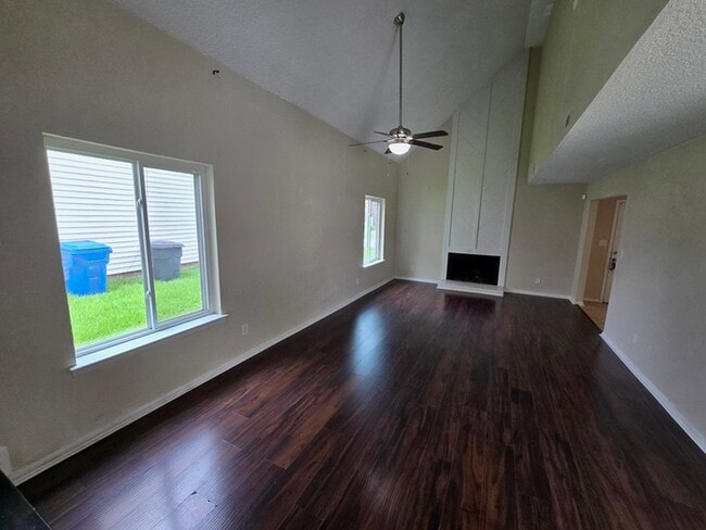 Building Photo - Charming 3BD/3BA Home with Modern Upgrades