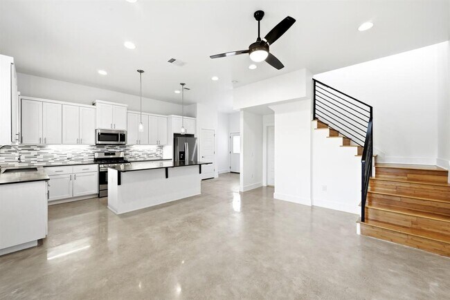 Building Photo - 6213 Felix Ave