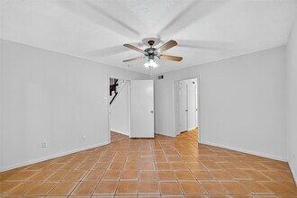 Building Photo - 812 Fleetwood Pl Dr