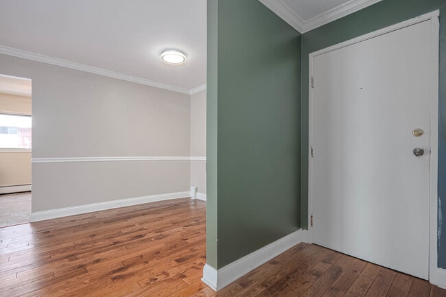 Building Photo - 685 E Fullerton Ave