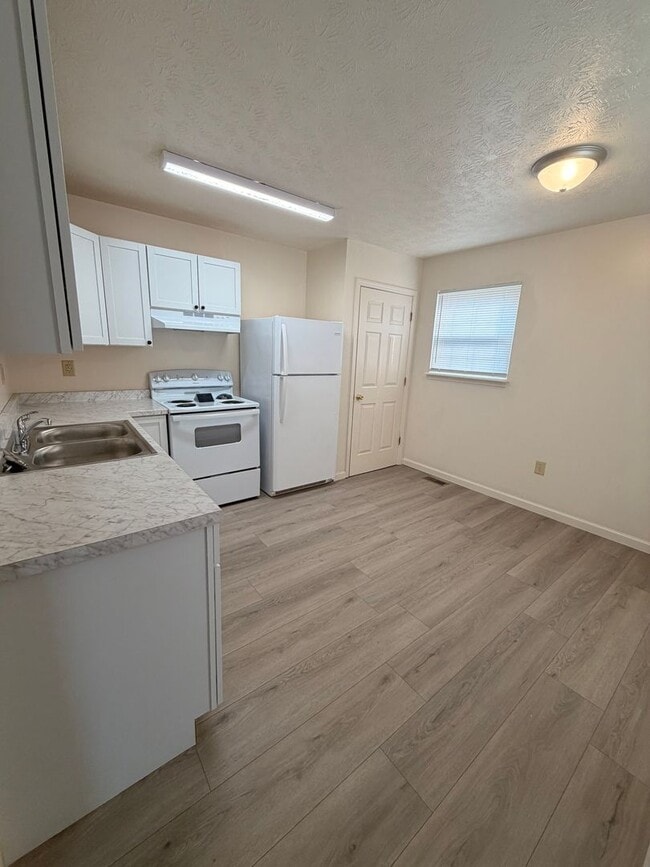 Building Photo - Spacious 2 Bed 1 Bath Duplex