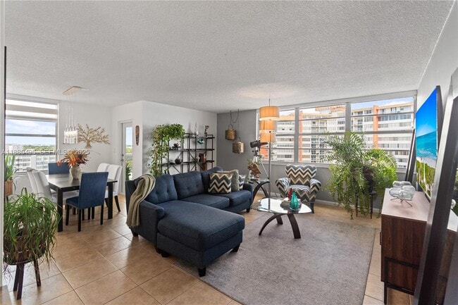 Building Photo - 1351 NE Miami Gardens Dr