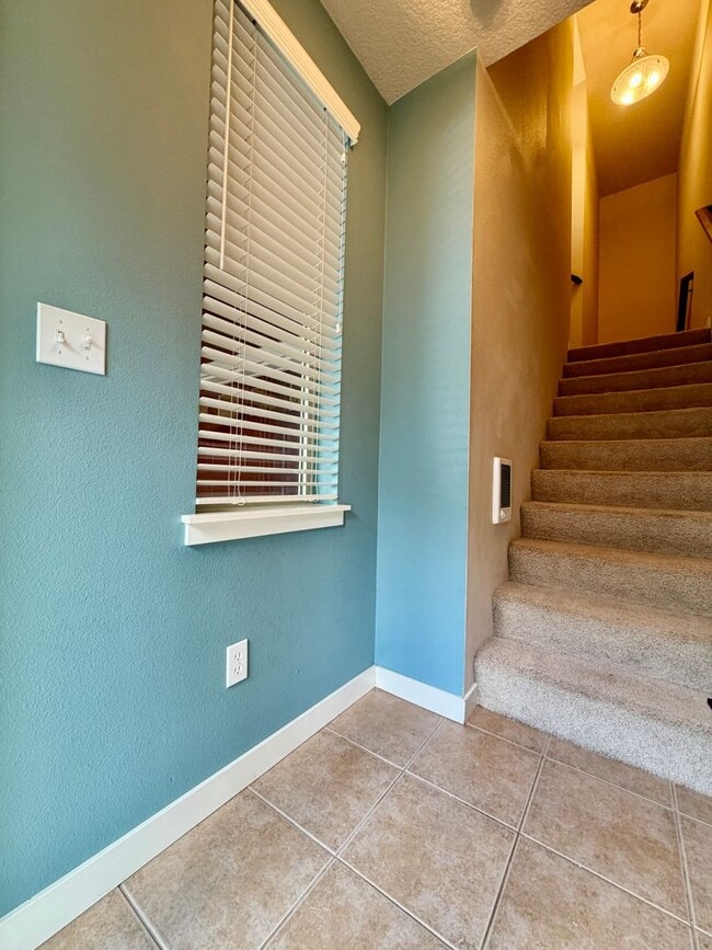 Building Photo - **FREE TWO WEEKS RENT** Sophisticated Beaverton Townhome with Multiple Floor Spacious Layout- Gre...