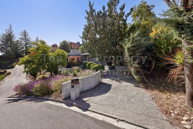 Building Photo - Beautiful 3 bedroom, 2 bath, 2,039 sqft hi...