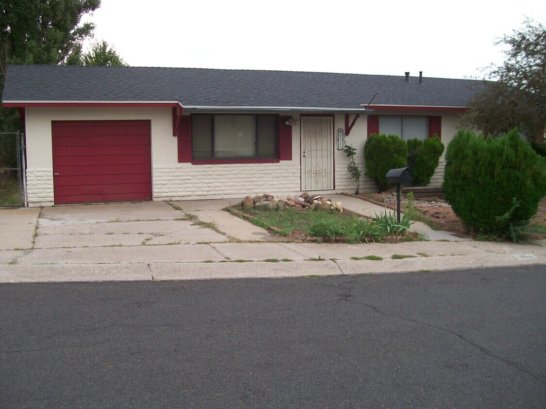 Primary Photo - Beautiful Greenlaw Home