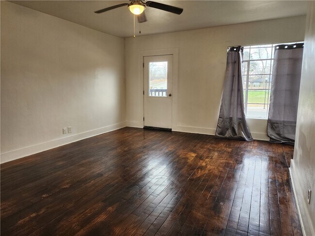 Foto del edificio - 415 W Poplar St