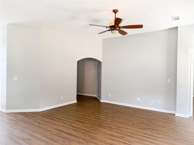 Building Photo - 627 Linden Ln