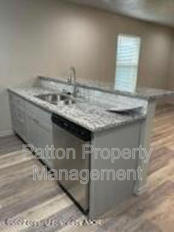 Building Photo - 102 8th St