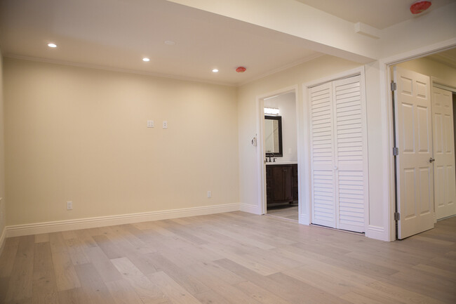 Building Photo - Recently Renovated 1 bed/1 bath in the Hea...