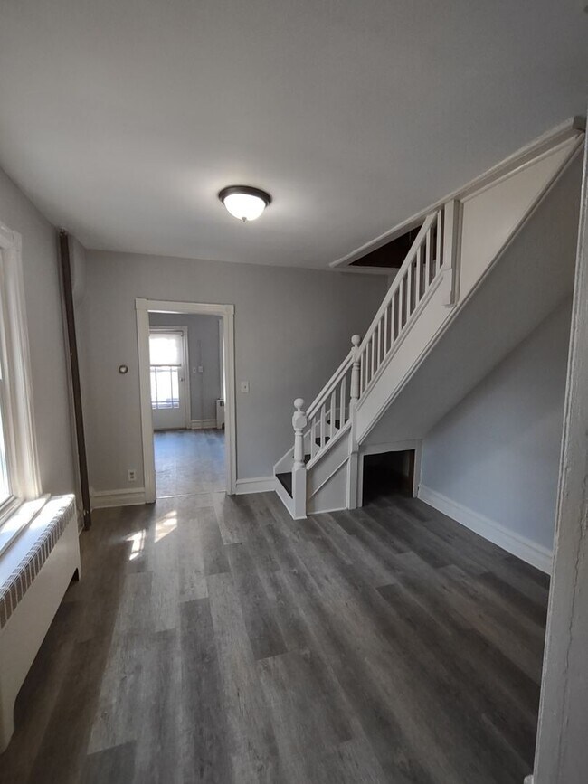 Building Photo - 2 Bedroom for Rent