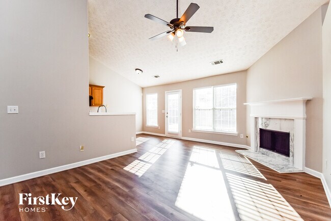 Building Photo - 2372 Hillvale Cir