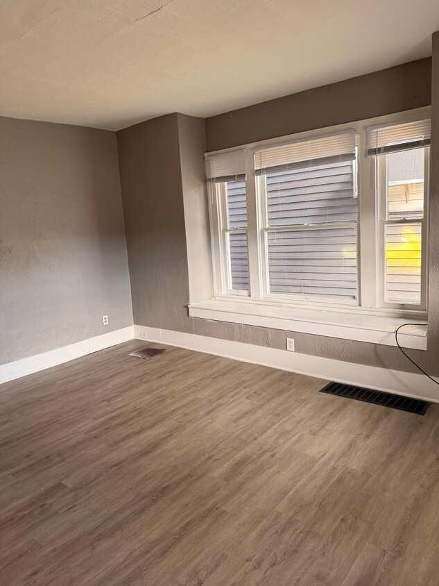 Building Photo - 1582-1584 E Main St