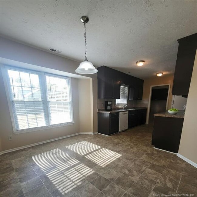 Foto del edificio - 7281 Pebblebrook Dr