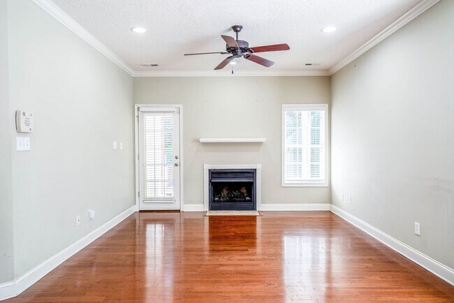 Building Photo - West Hills House 3BR/ 2.5BA, 2 Car garage, primary bedroom on main level