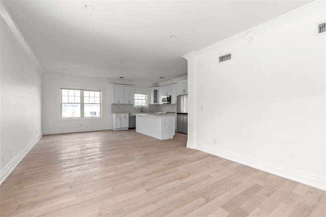 Building Photo - 22 Sagamore Hill Dr