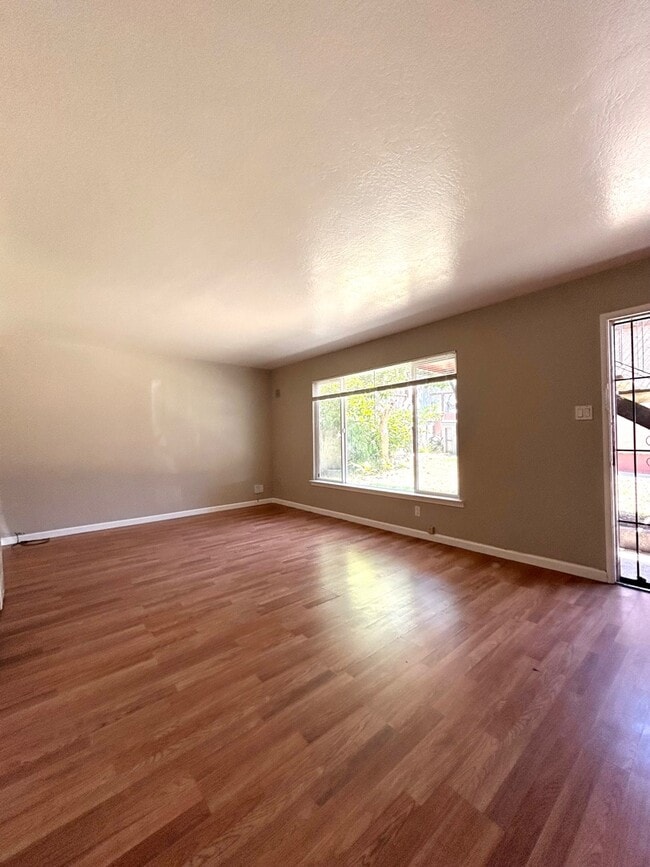 Building Photo - 3273 Lynde St