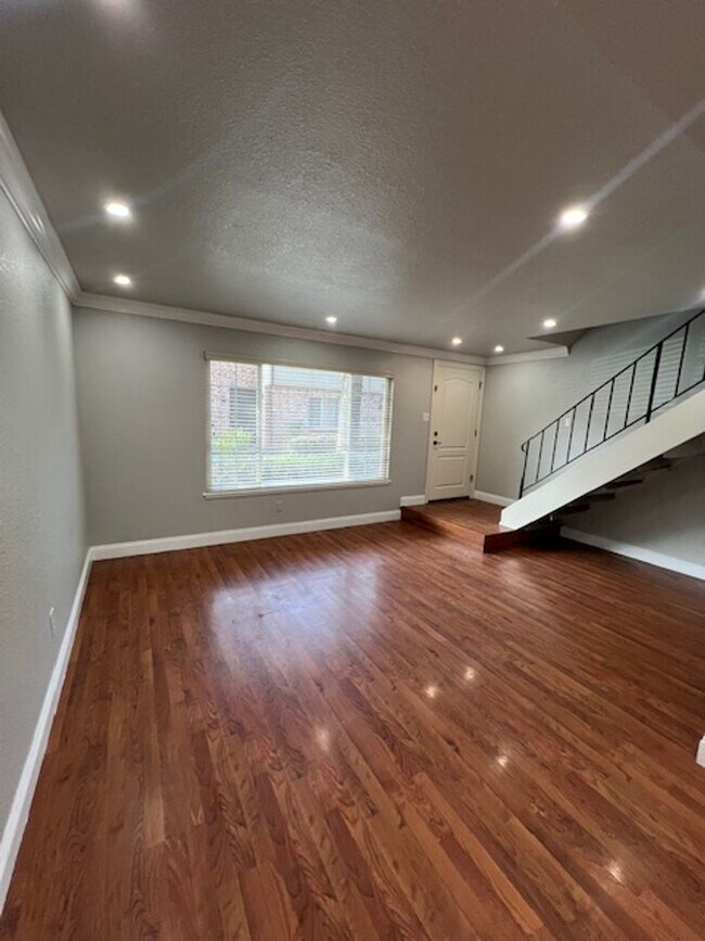 Foto del edificio - Beautiful 3 Bedroom and 1.5 Bathroom Condo $2,195.00 Available Now