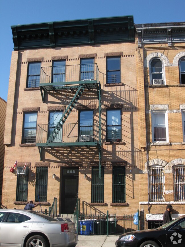 Building Photo - 588 Wilson Ave
