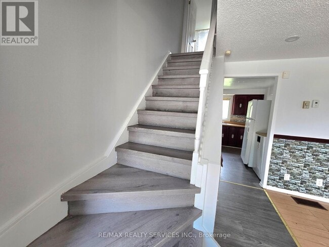 Building Photo - 441 Parkview Crescent