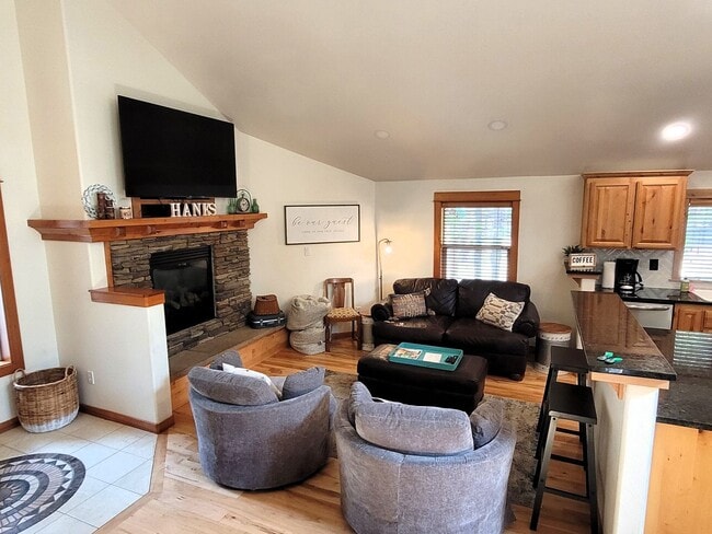 Foto del edificio - Hank's Hideaway in Sunriver, Furnished, all Utilities Included. Gym access, Hot Tub. 30-day Minim...