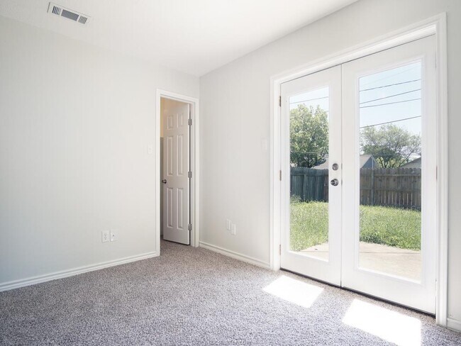 Building Photo - 712 Vassar Ct