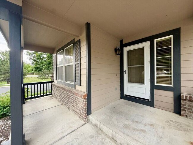 Foto del edificio - Stunning 4 bedroom/ 2.5 bath home with 2 car Attached Garage in Fort Collins, Colorado