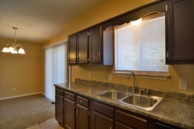 Building Photo - 924 Flora Dr