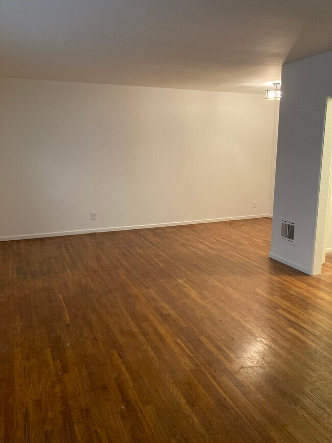 Building Photo - 943 18th St