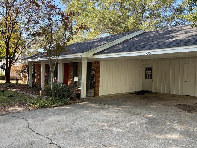 Building Photo - 2119 Edgewood Dr