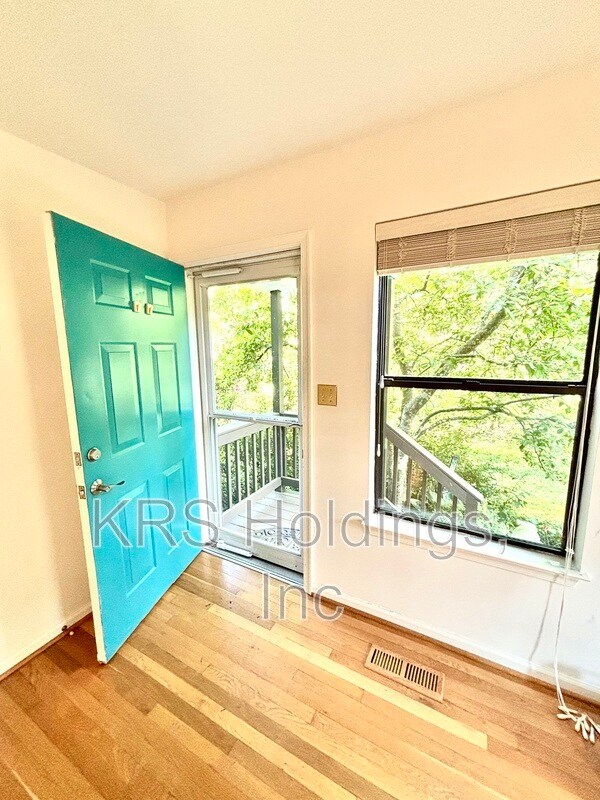 Building Photo - 542 Whitcover Cir
