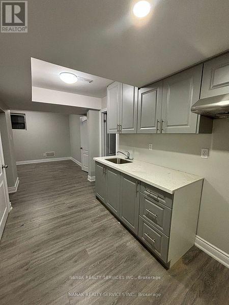 Building Photo - 583 Queen Mary Dr