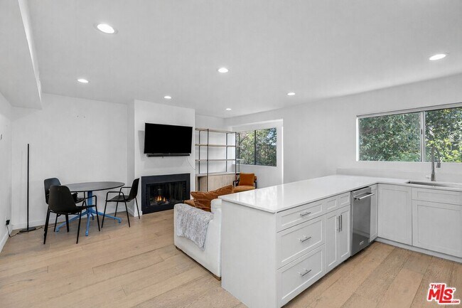 Foto del edificio - 2147 Beachwood Dr