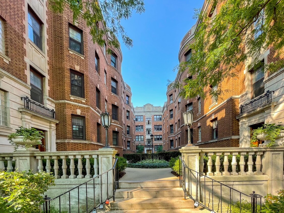 Primary Photo - 2322 N Lincoln Park W