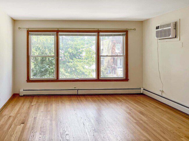 Foto del edificio - 5043 W Cornelia Ave