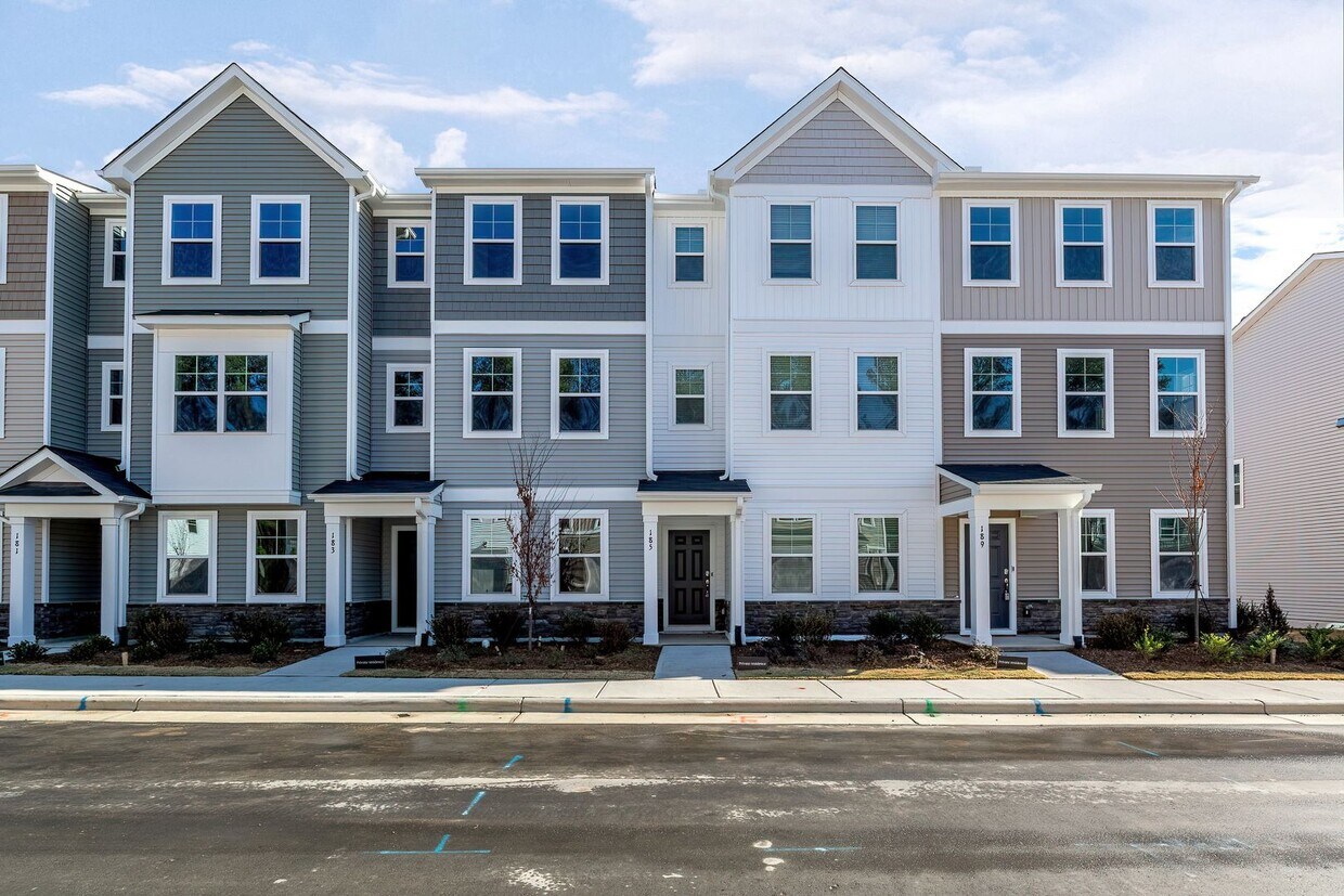 Primary Photo - STUNNING TOWNHOME 3 bed, 3.5 Bath with Hig...