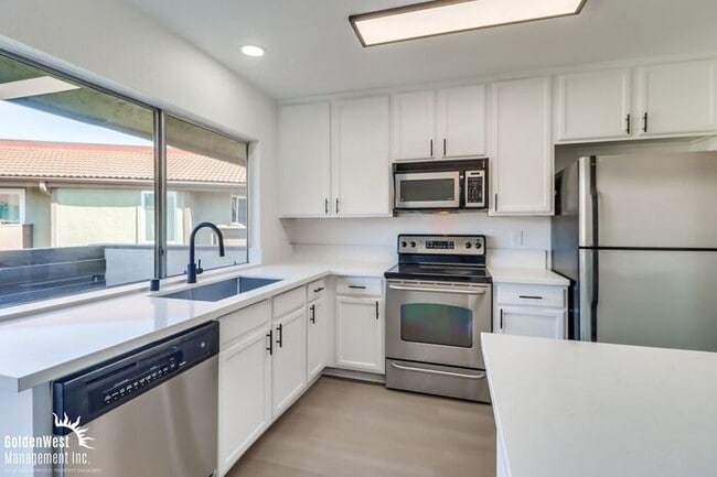 Building Photo - Newly Remodeled 2Bdm 1Ba Condo Located in Oceanside!