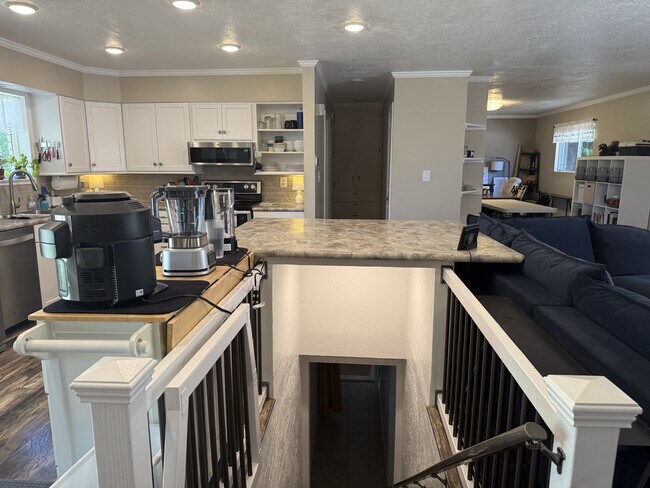 Building Photo - 435 Fuhriman Dr